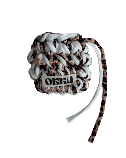 AIRPODS CASE LEO+WHITE